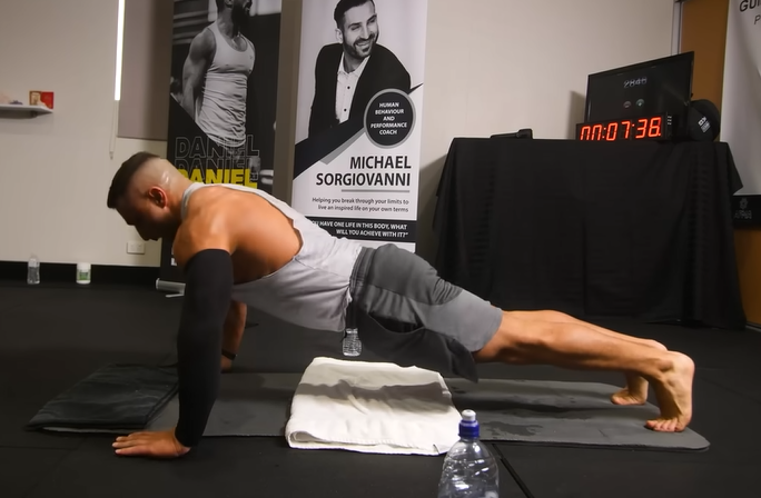 أسترالى يؤدى 3182 تمرين ضغط فى ساعة.. ويقاتل لدخول موسوعة جينيس