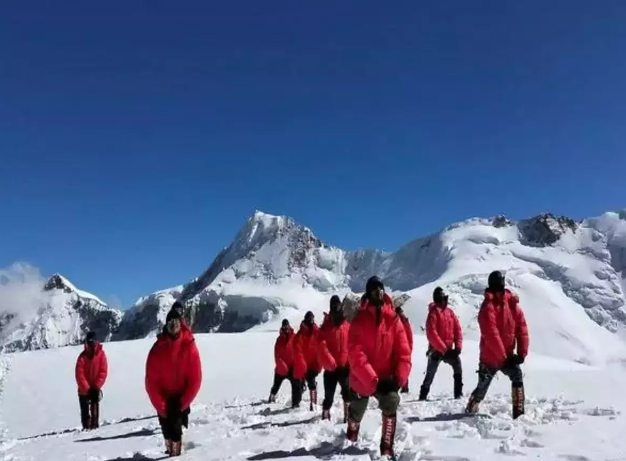 شرطيون هنود يمارسون "اليوجا" على ارتفاع 7 آلاف متر بجبال الهيمالايا