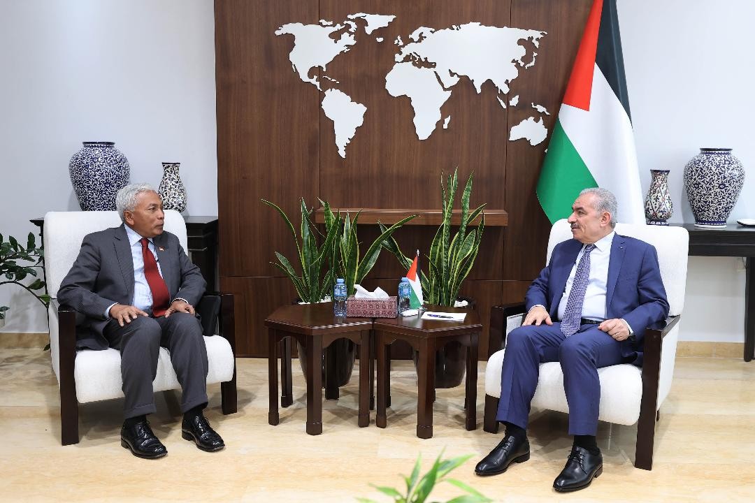 تفاصيل لقاء اشتية بسفير سنغافورة غير المقيم لدى فلسطين