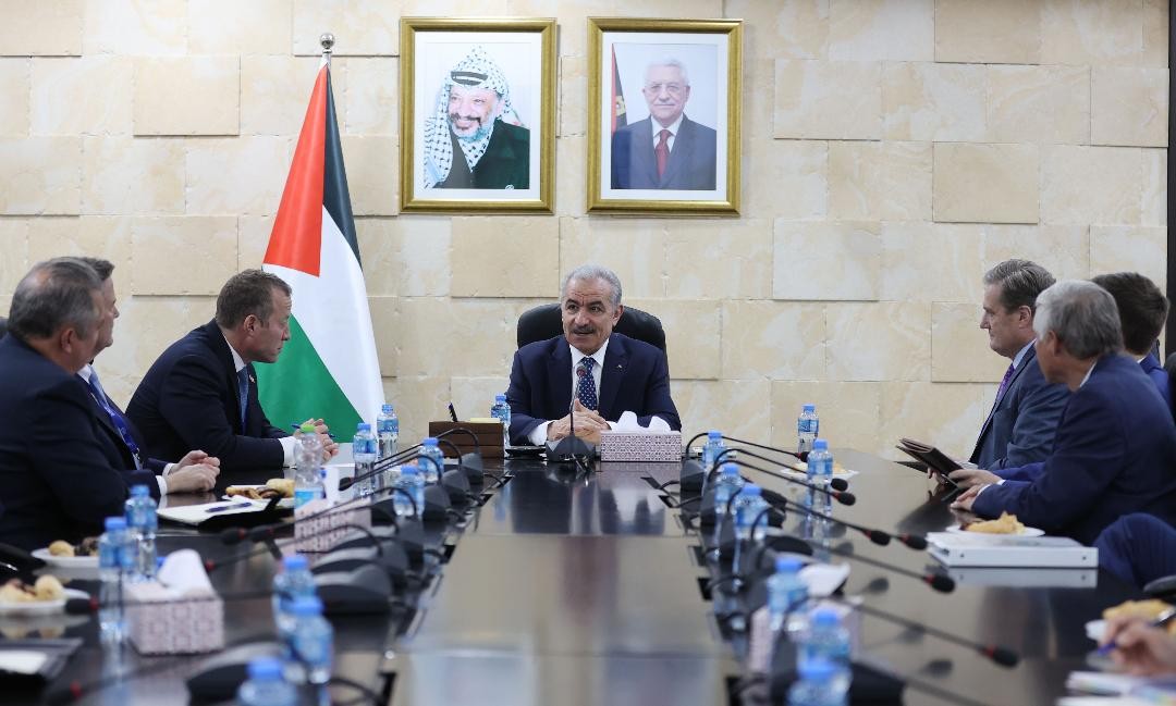 تفاصل لقاء اشتية بأعضاء الكونغرس الأمريكي