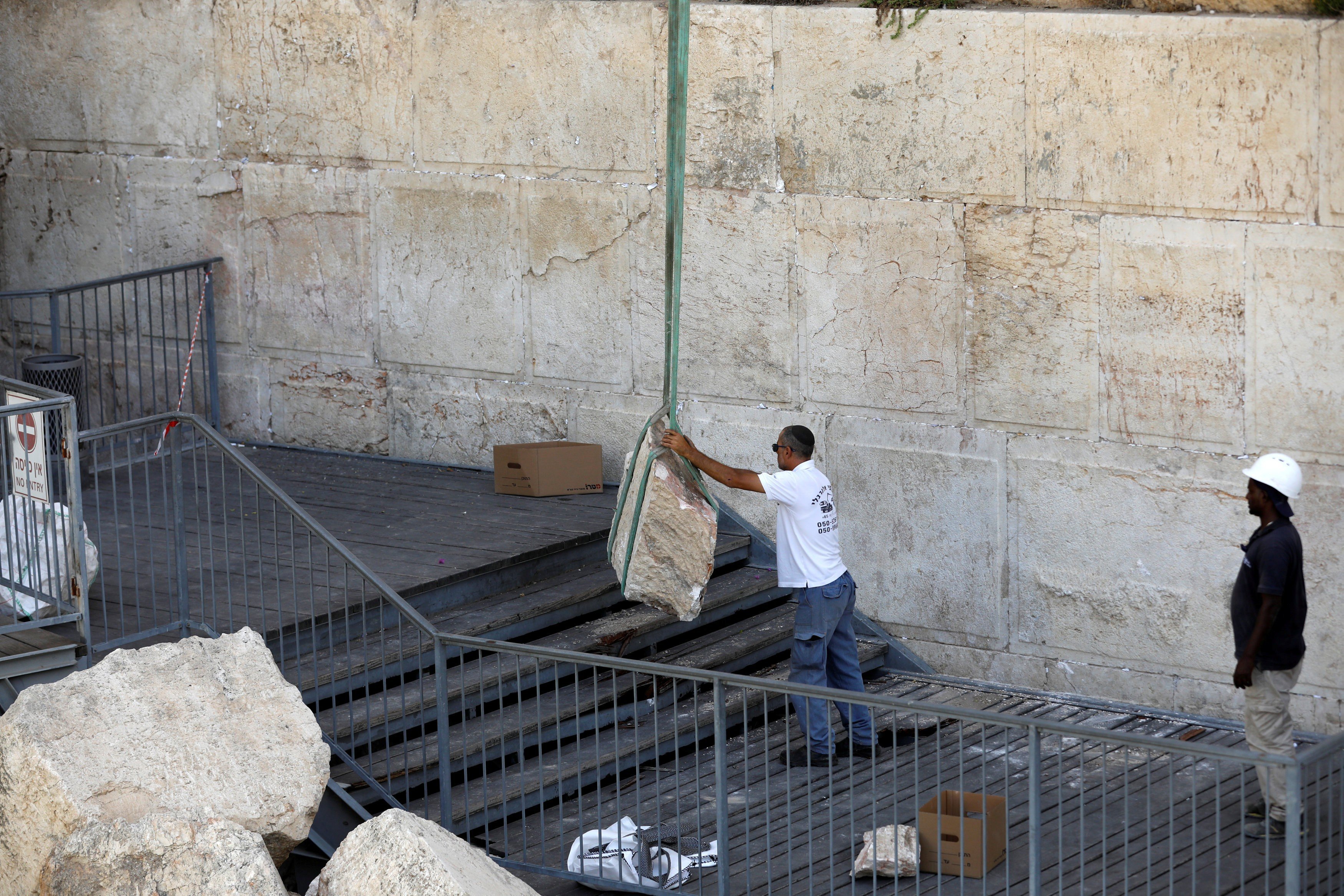 خبير مقدسي لـ"خبر": سقوط الأحجار والأشجار والأرضيات مؤشرات على خطورة الحفريات أسفل الأقصى