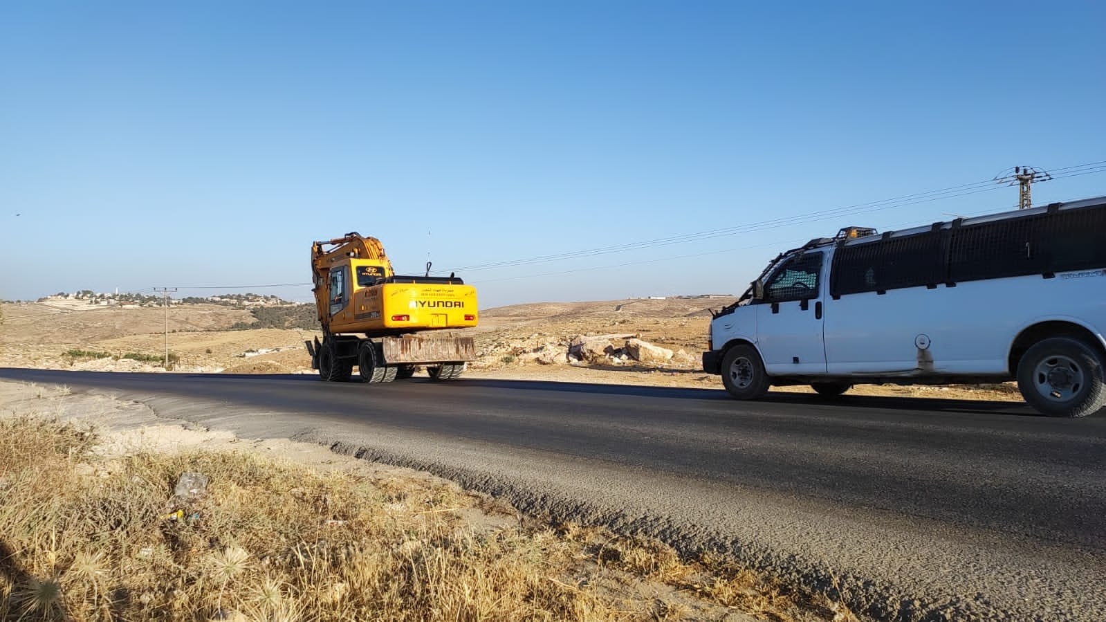 الاحتلال يحتجز مسنًا ويستولي على جرافة في مسافر يطا