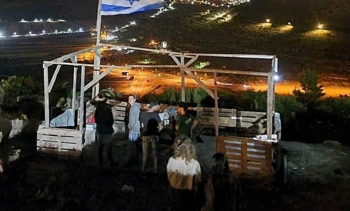 مستوطنون متطرفون يُعيدون بناء بؤرة استيطانية على أراضي اللبن الشرقية