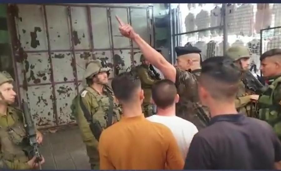 جيش الاحتلال يُعقب على طرد الأمن الفلسطيني جنوده من الخليل