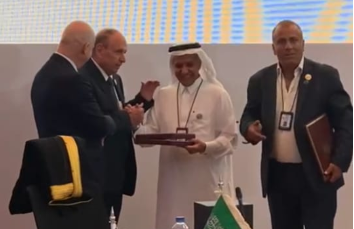 الرئيس السابق للجنة الإدارية لصندوق الأقصى يتقلّد وسام "نجمة الاستحقاق"