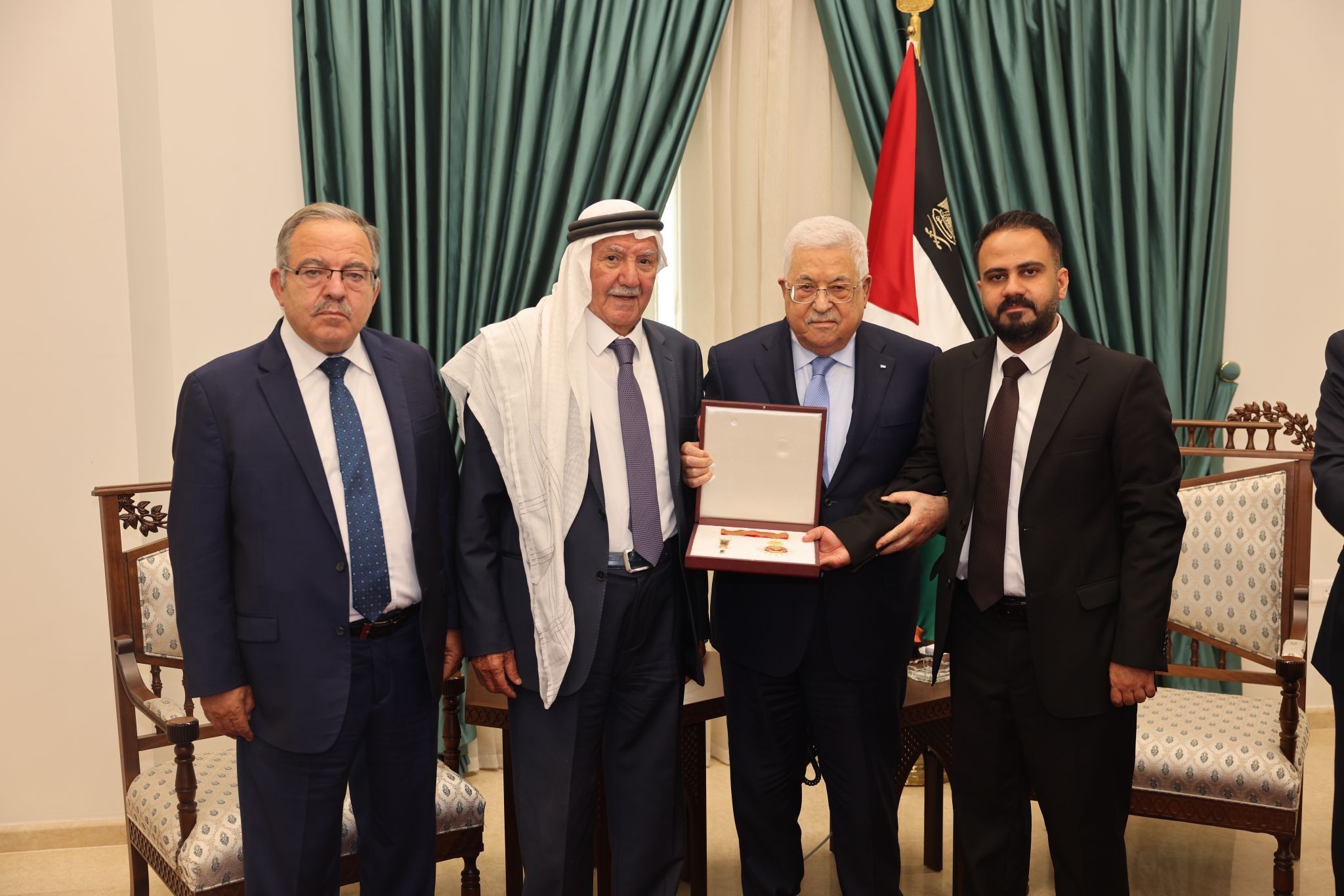 الرئيس عباس يمنح الراحل سعد جمال المجالي نجمة الاستحقاق