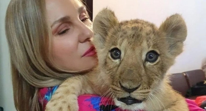 شيرين رضا تكشف سبب ظهورها مؤخرا مع شبل صغير