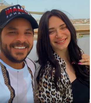 محمد رشاد يغنى لخطيبته " أنت وبس "