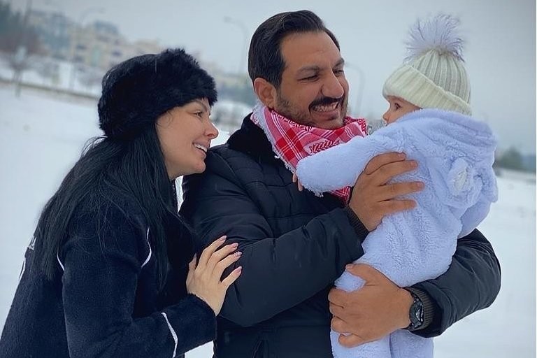 بالصور: ديانا كرزون وزوجها يحتفلان بعيد الميلاد الأول لطفلتهما