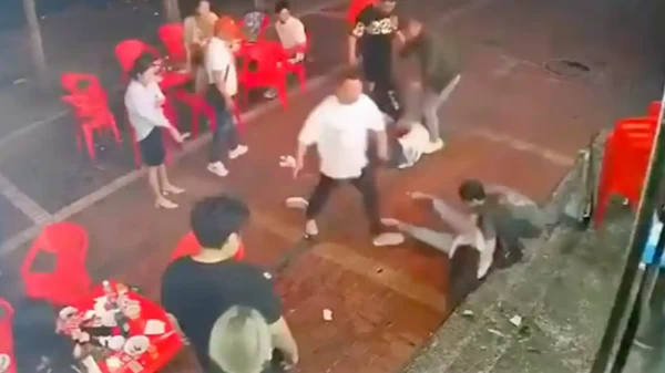 اعتداء "وحشي" على سيدات في مطعم يفجر غضبا في الصين