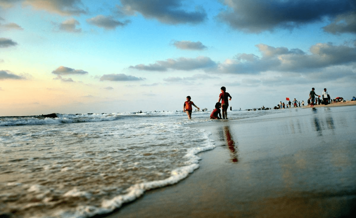 الاقتصاد: توفير 2000 كوب من الطمم والردم لتدعيم شاطئ غرب غزة