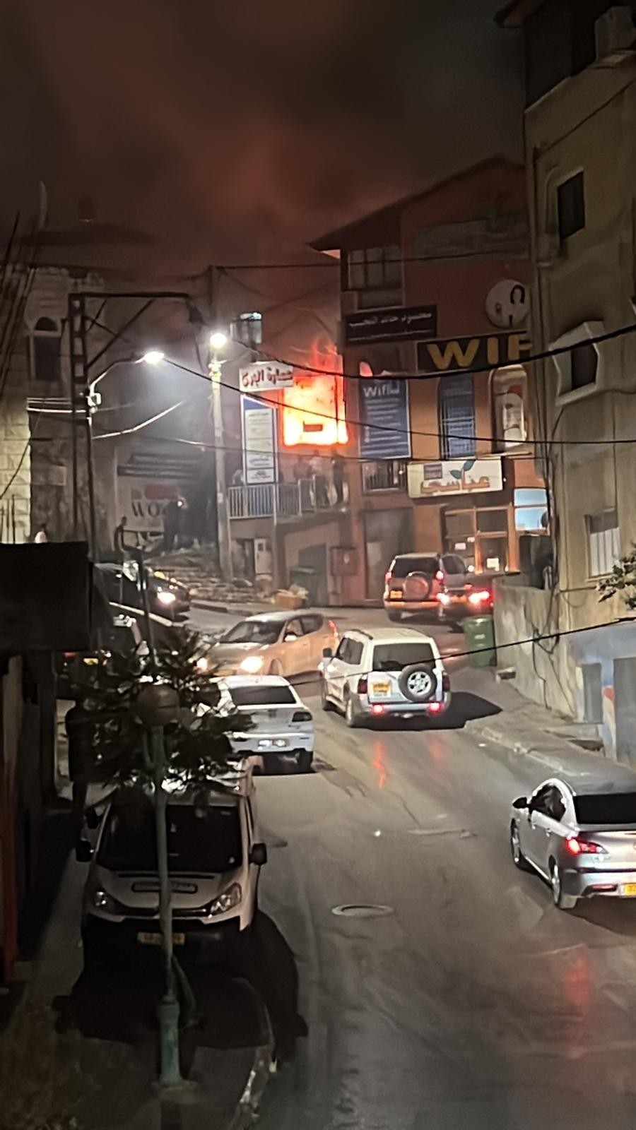 بالفيديو والصور: اندلاع حريق بمنزل في أم الفحم