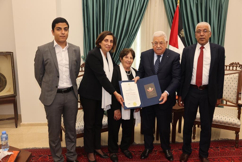 الرئيس عباس يمنح المفكر الراحل فيصل حوراني وسام الثقافة والعلوم والفنون
