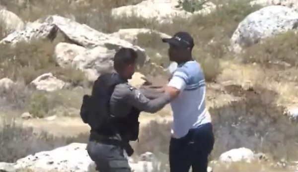 بالفيديو.. فلسطيني يتصدى لجنود الاحتلال لحظة اعتقاله في الخليل