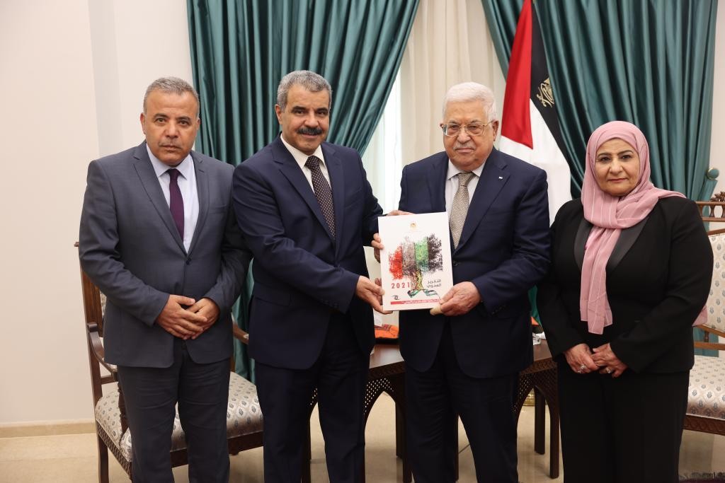 الرئيس عباس يتسلّم التقرير السنوي للعام 2021 الصادر عن ديوان الرقابة المالية والإدارية