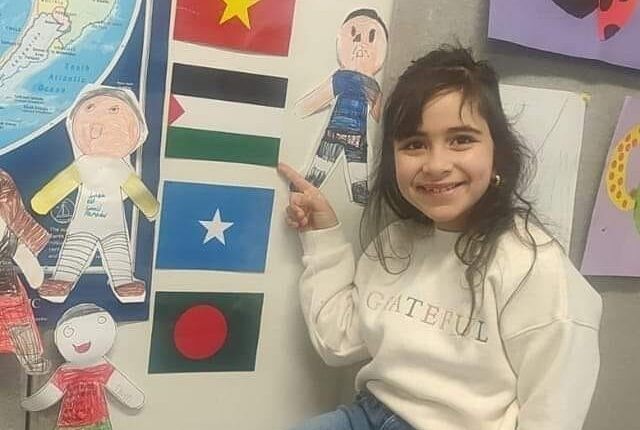 طفلة فلسطينية تُجبر مدرسة أسترالية على وضع علم فلسطين بعد يومين من انقطاعها عن الدوام