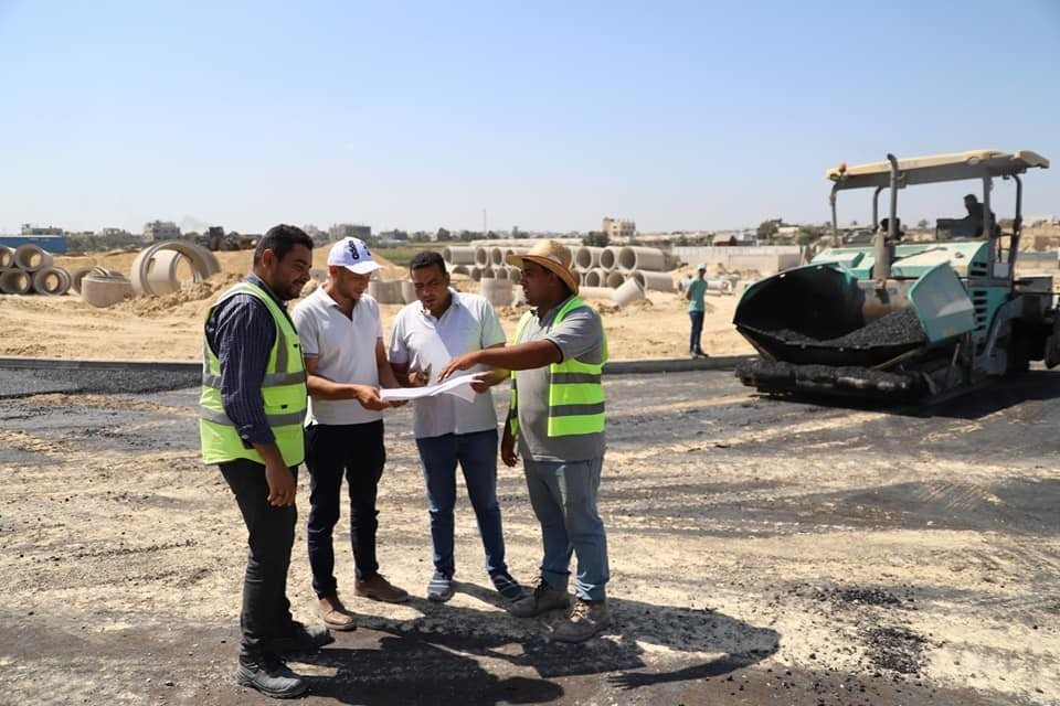 أشغال غزة تشرع بتعبيد دوار الواحة على شارع الرشيد