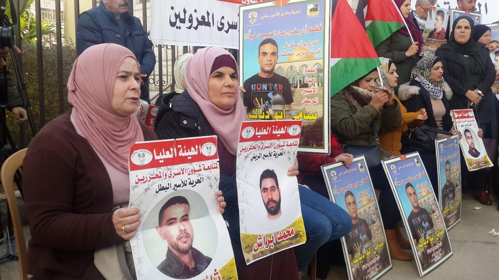 اعتصام في البيرة دعمًا للأسرى أمام مقر الصليب الأحمر