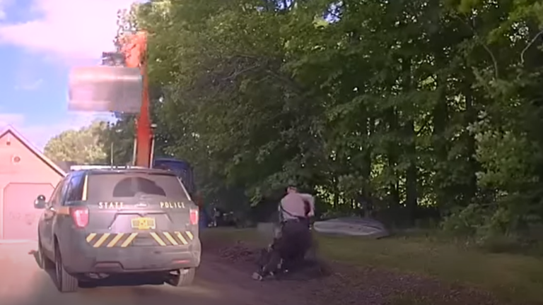 بالفيديو: أب يهاجم الشرطة بجرافة لمنعها من اعتقال نجله