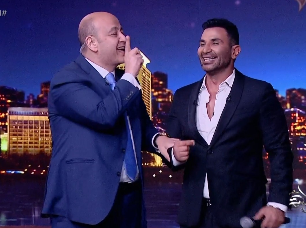 عمرو أديب يرقص مع أحمد سعد على أغنية "سايرينا يا دنيا"