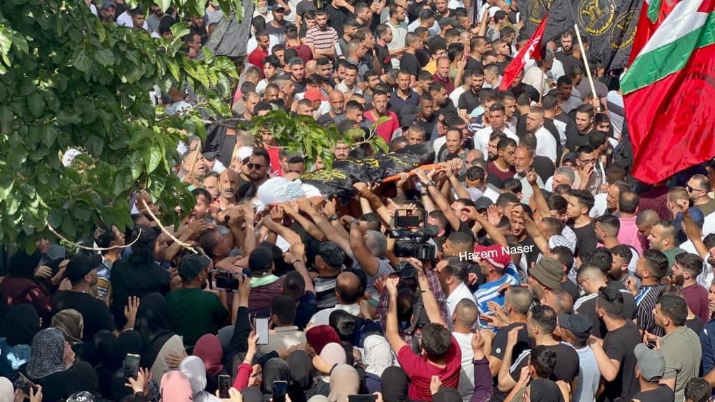 أهالي القدس يُشيعون جثمان الشهيد فايز دمدوم