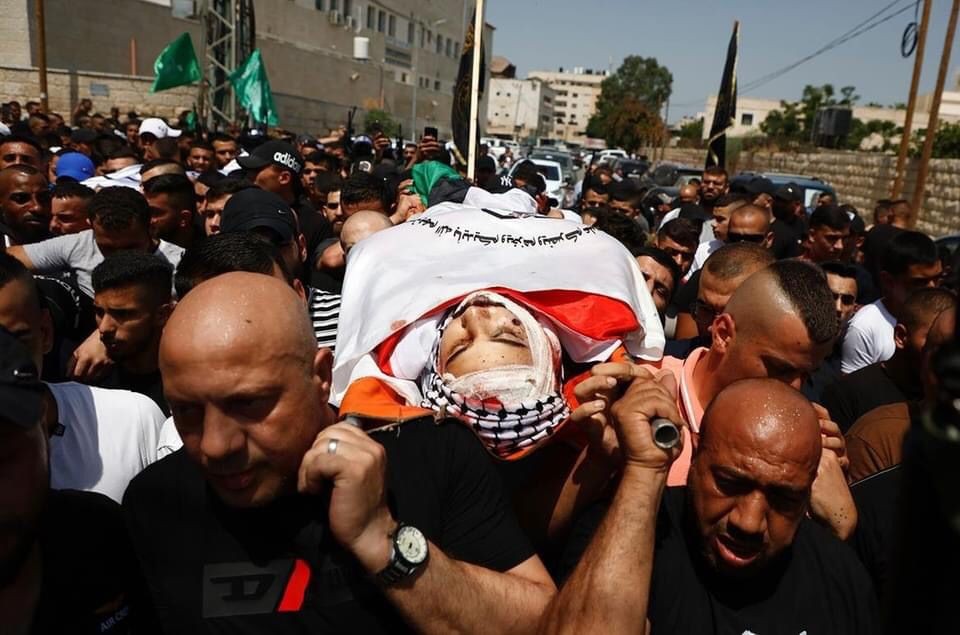 جماهير غفيرة من جنين يُشيعون جثامين الشهداء الثلاثة الذين ارتقوا فجر اليوم برصاص الاحتلال