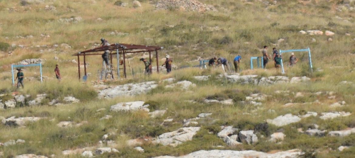 الأغوار: مستوطنون يضعون كرفانًا ويُقيمون حظيرة أبقار في سهل أم القبا 