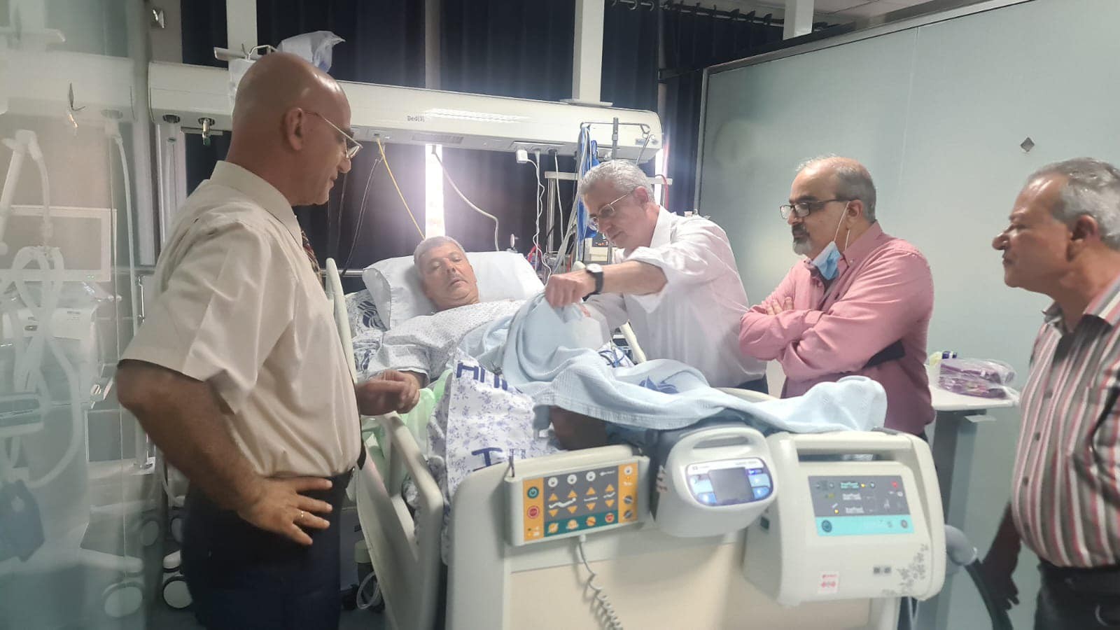 البرغوثي يزور ناصر الدين الشاعر في مستشفى النجاح
