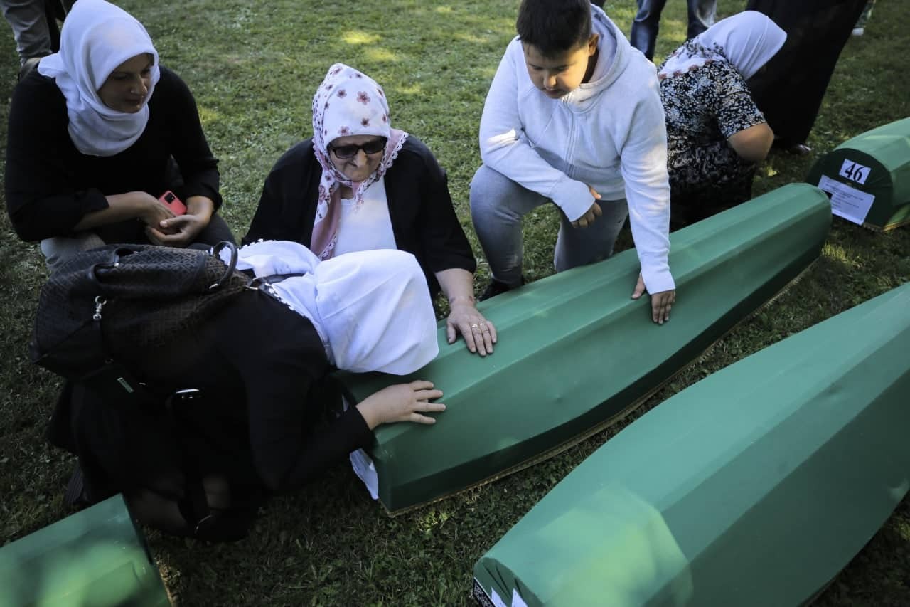 ذوي ضحايا مذبحة "سربرنيتشا" يُقيمون مراسم لدفن رفات 50 ضحية تم تحديد هوياتهم