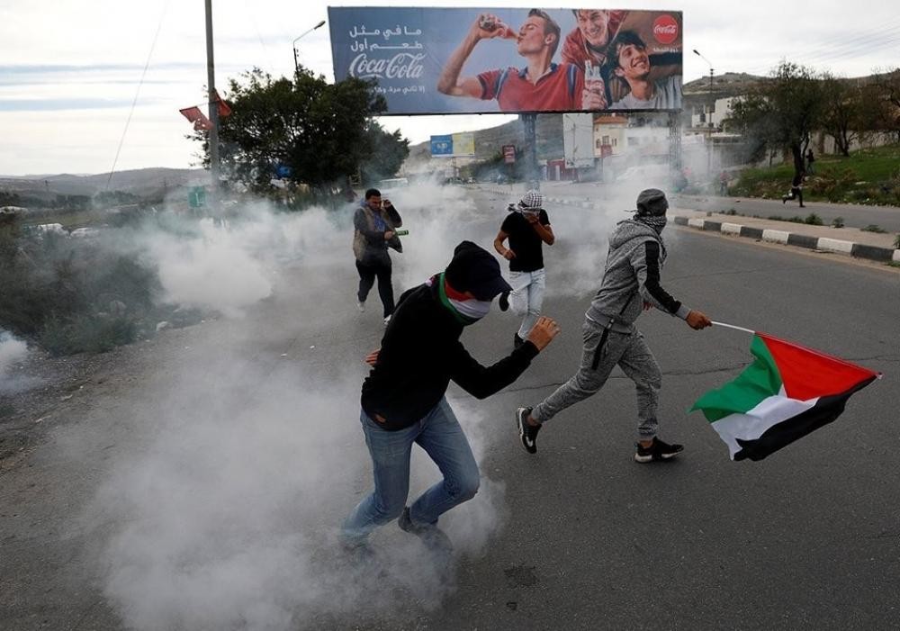 نابلس: اندلاع مواجهات مع الاحتلال عقب إزالة الأعلام الفلسطينية في بلدة حوارة