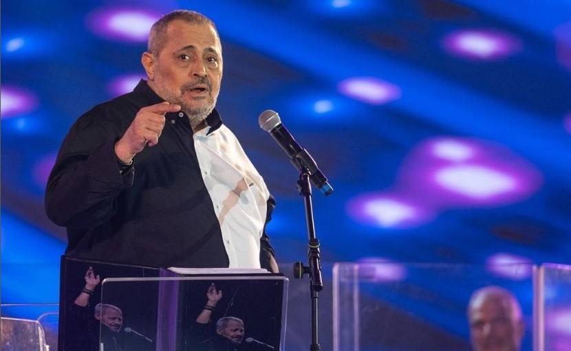 وزن زائد واستناد على عكاز ... ظهور صادم لـ جورج وسوف في حفل جدة