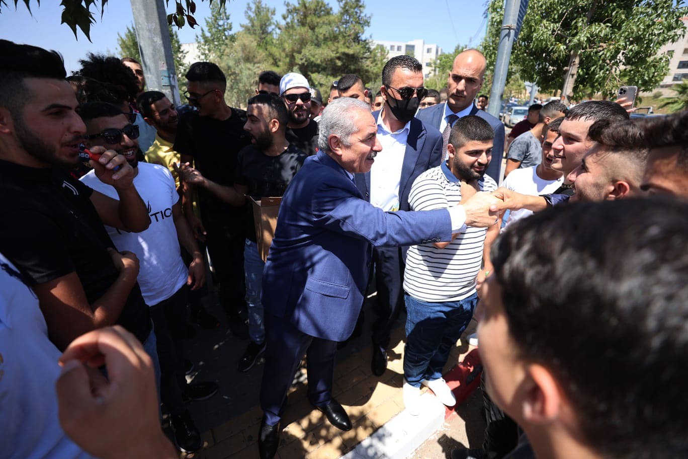 اشتية يُهنئ طلبة الثانوية العامة في فلسطين بالنجاح