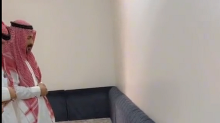 بالفيديو: صلاة الميت على رجل حي.. مقلب يثير ضجة في مواقع التواصل