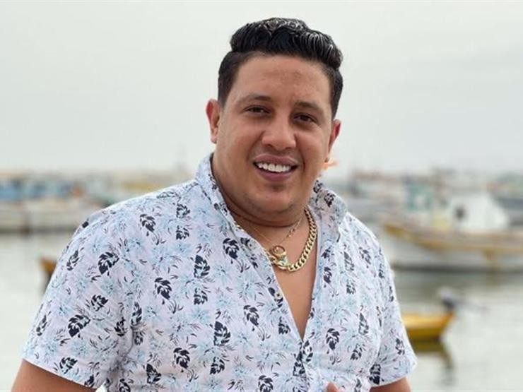 بالفيديو: حمو بيكا يذبح عجل العيد في الشارع وصورة مع زوجته