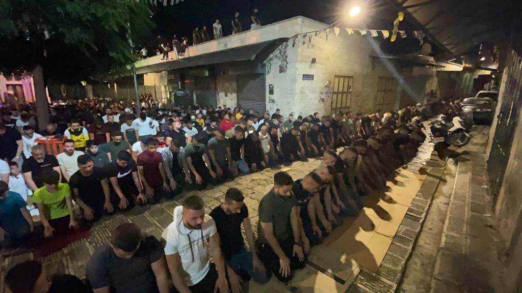 الآلاف يؤدون صلاة الفجر في نابلس استجابة لدعوات "فجر الشهداء"