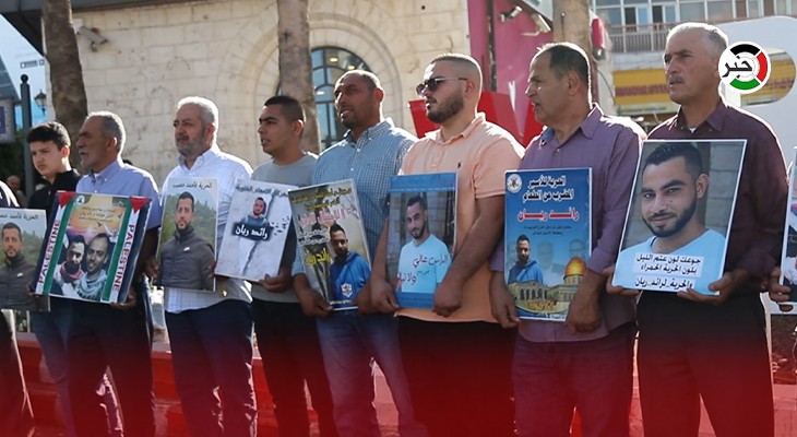 بالفيديو: وقفة دعم وإسناد للْأسِيريْن الْمُضْربين عن الطعام خليل عواودة ورائد ريان في رام الله