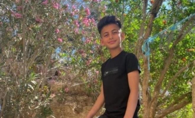 مصرع طفل متأثرًا بإصابته بالحروق إثر إضرام النار في محل لبيع الهواتف الخلوية بالنقب المحتل