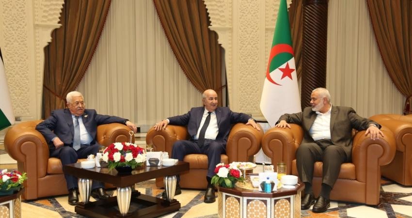 صحيفة تكشف تفاصيل جديدة حول لقاء هنية مع الرئيس عباس في الجزائر