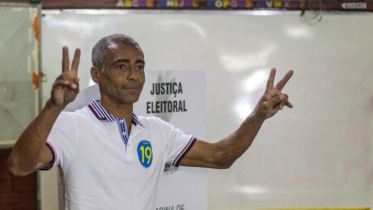 بعمر 56 عاما.. روماريو يخطف الأنظار بهدف مذهل (فيديو)