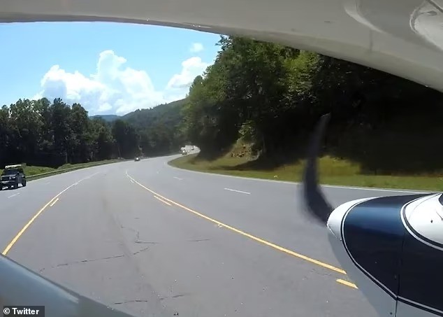 هبوط اضطرارى لطائرة بين السيارات على الطريق السريع