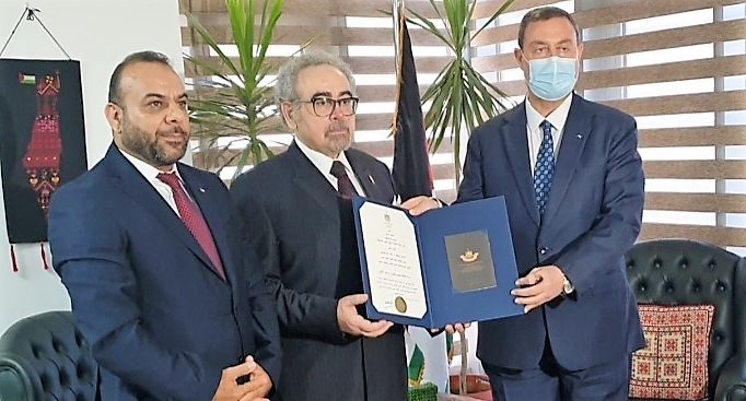 السفير اللوح يُسلم رئيس اتحاد كتاب مصر وسام الثقافة والعلوم والفنون