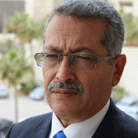 الحجر الموجّه إلى رؤوس كبار القوم