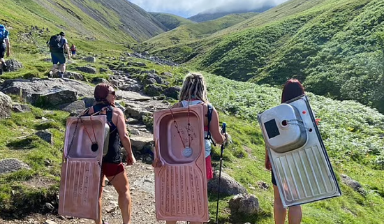 يطالبن بالمساواة بالرجال... بريطانيات يتسلقن جبلا بأحواض المطبخ