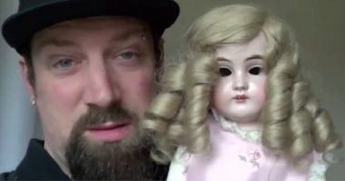 بريطاني يدعى أنه يملك دمية مسكونة عمرها 119 عاما تتحرك أثناء الليل