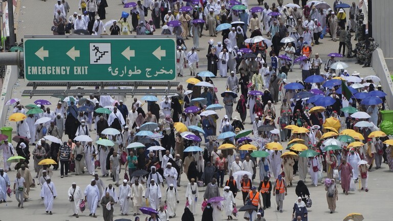 بالفيديو: السعودية.. لص يحاول سرقة دراجة نارية ورجل أمن وعدد من الحجاج يقبضون عليه