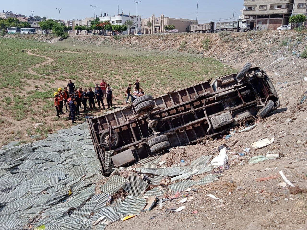 3 إصابات إثر انقلاب شاحنة جنوب غزة