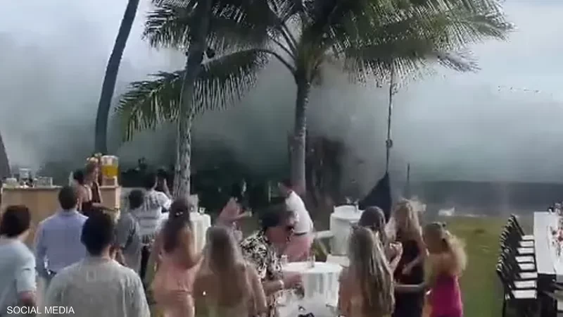 بالفيديو: موجة عملاقة تضرب العروسين والحضور وتفسد "ليلة العمر"