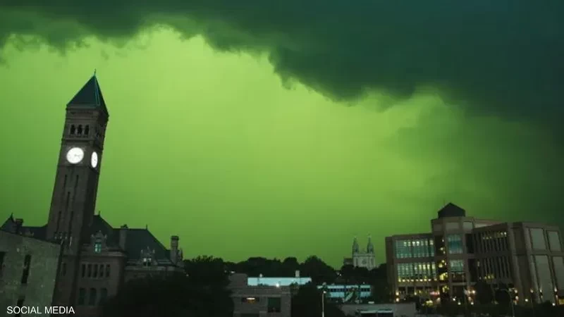 السماء صارت خضراء.. "ظاهرة غريبة" ترعب مدينة أميركية