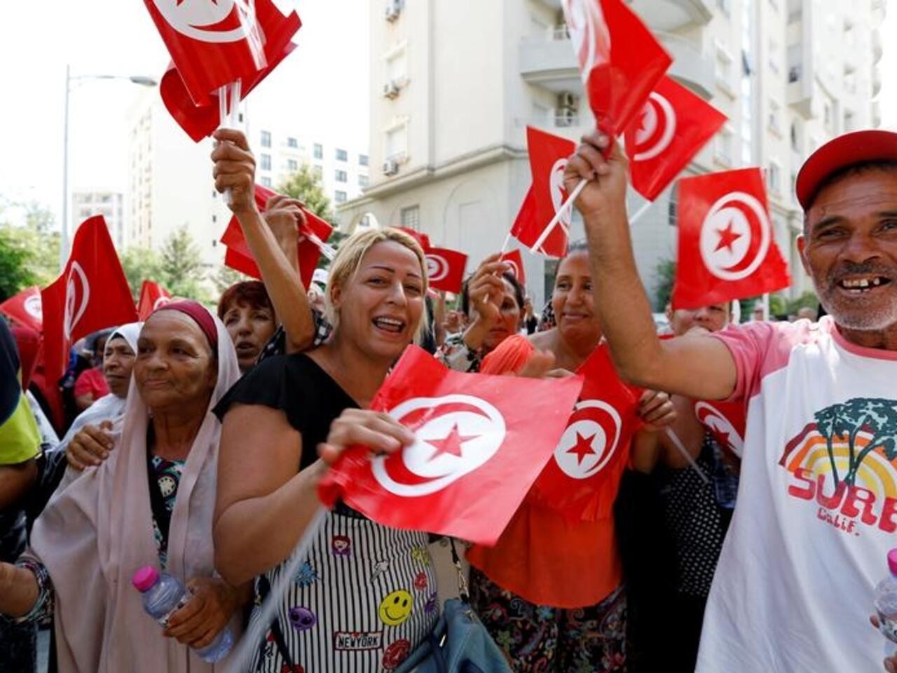 تونس تفتح مراكز الاقتراع على مشروع الدستور الجديد