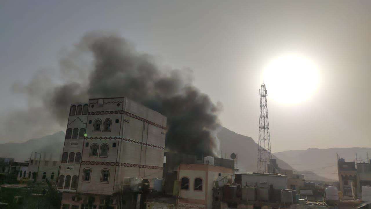 مقتل 6 أشخاص وإصابة 30 آخرين في انفجار متجر أسلحة جنوب اليمن